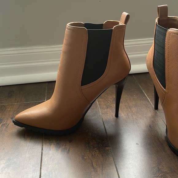 NWOT- Brown Faux Leather Pointy Toe Heeled Bootie/Boots- Size 8.5 - Picture 4 of 11